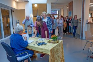 Marjolein Bastin signeert